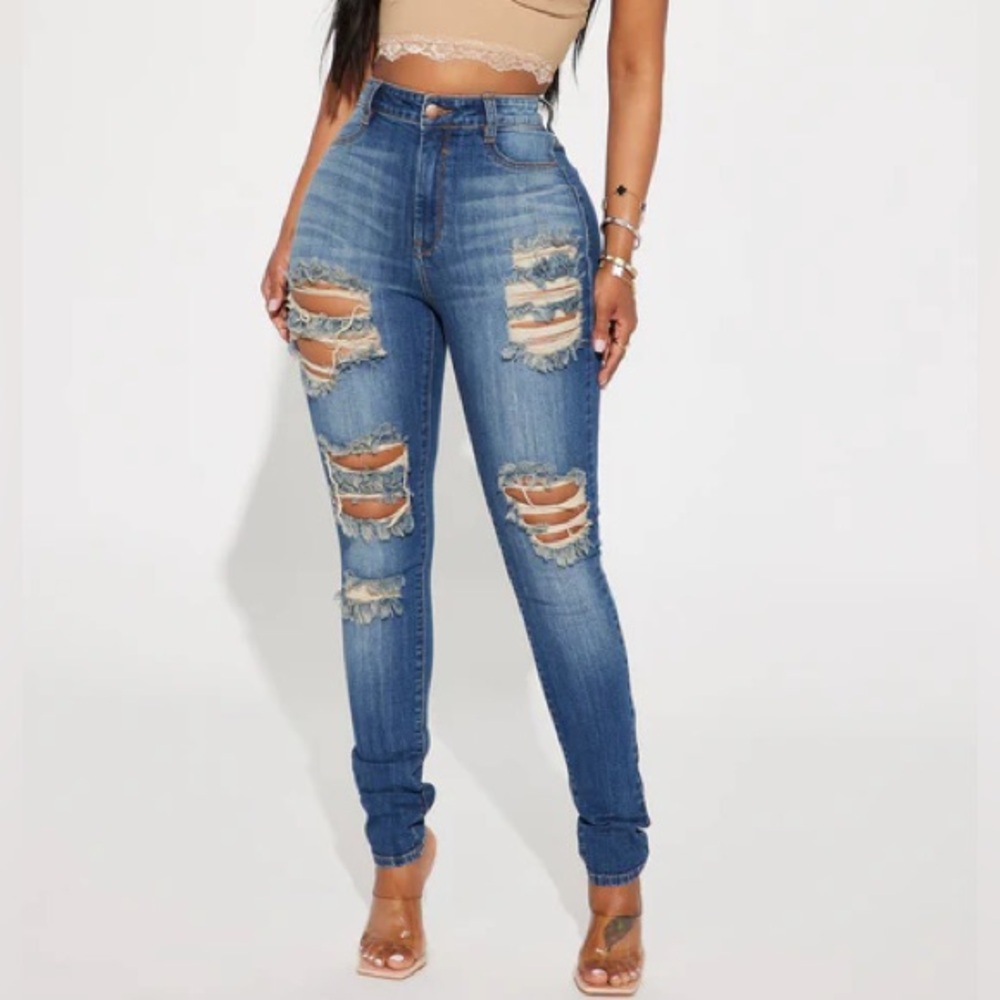 High-waisted ripped blue skinny jeans #rippedjeans